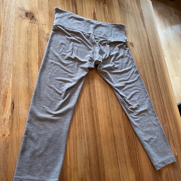 Lululemon Cropped Grey Legging.  Size 8. - Picture 2 of 4